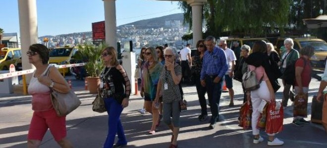 ABD'li turistler, pasaport yerine 'landing kart'la Türkiye'ye giriş yaptı