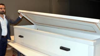 Atık kağıtlardan tabut yaptılar