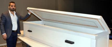 Atık kağıtlardan tabut yaptılar