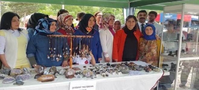 Çorumlu kadınların işlediği süs taşları Amerika'ya gönderiliyor