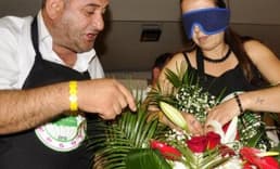 Gözleri bağlı en güzel çiçek sepetini yapmak için yarıştılar