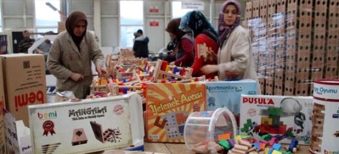 Kadın marangozlar ahşap oyuncak üretiyor