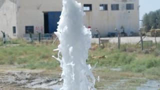 Karapınar'da Kapatılan Artezyen Kuyularından Su Fışkırmaya Başladı