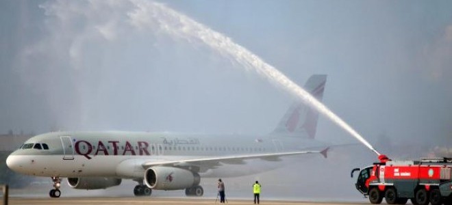 Katar uçağı 'su takı' ile karşılandı