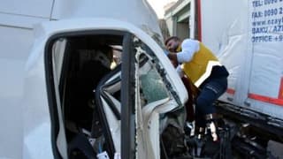 Kuzey Marmara Otoyolu'nda Kaza: Araçta Sıkışan Sürücüyü İtfaiye Kurtardı