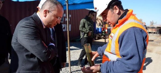 Siirt'te, 2 bin 400 metre derinlikten günde bin varil petrol çıkarılıyor