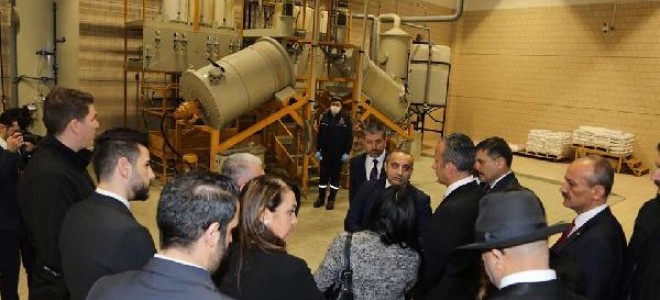 Venezuela Devlet Başkanı Maduro'nun yardımcısı, altın rafinerisine hayran kaldı