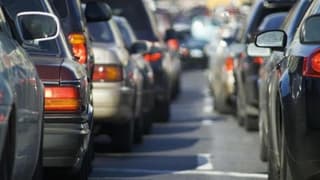 AB, benzinli ve dizel otomobil satışını yasaklayacak düzenlemeyi oylamayı erteledi