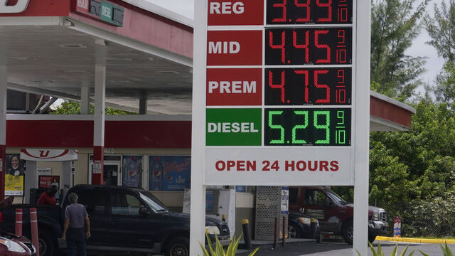 ABD'de benzin fiyatları 4 dolar eşiğini aştı