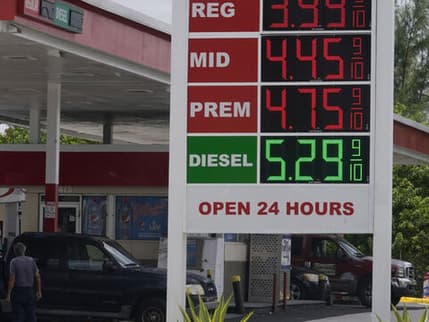 ABD'de benzin fiyatları 4 dolar eşiğini aştı