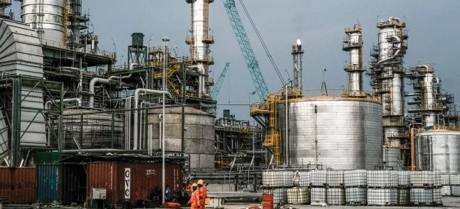 Afrika'nın en büyük rafinerisi petrol ürünleri tedarikine başladı