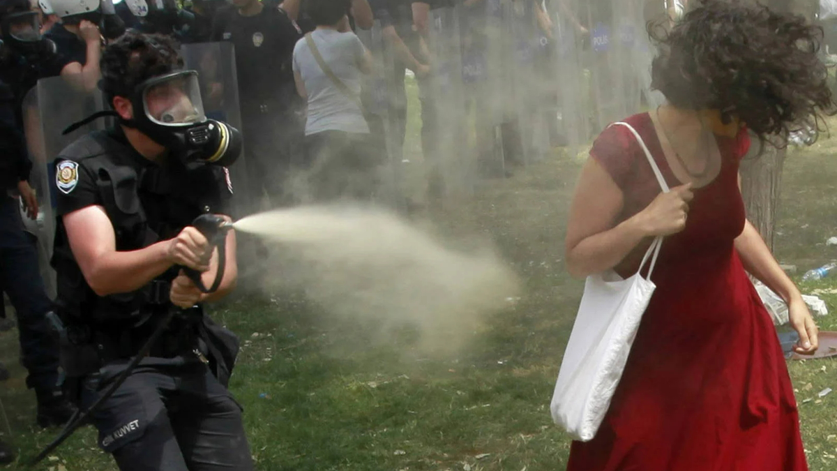 AİHM'den kırmızılı kadın davasında Türkiye'ye para cezası