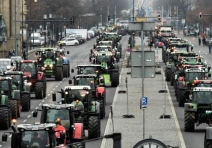 Alman çiftçilerden hükümetin tarım politikalarını protesto