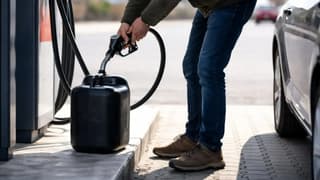 Alman sürücüler ucuz yakıt için Polonya sınırına yöneldi