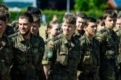 Almanya'da 17-45 yaş arası erkeklerin yurt dışına çıkışı ordu iznine bağlandı