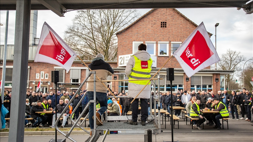Almanya'da toplu taşıma çalışanlarından 