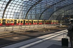 Almanya'da toplu taşıma grevi ulaşımı durdurdu