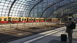 Almanya'da toplu taşıma grevi ulaşımı durdurdu