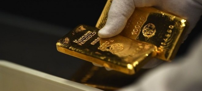 Altın, kayıplarını genişleterek rekor seviyesinden uzaklaşıyor