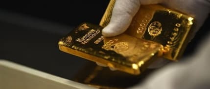 Altın, kayıplarını genişleterek rekor seviyesinden uzaklaşıyor