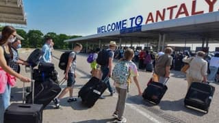 Antalya’ya Rus ve Alman akını: İlk 8 ayda 10 milyondan fazla ziyaretçi geldi