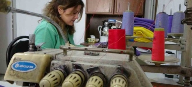 Atık kumaşları kıyafete dönüştürüp, çeyrek fiyatına satıyor (Videolu)