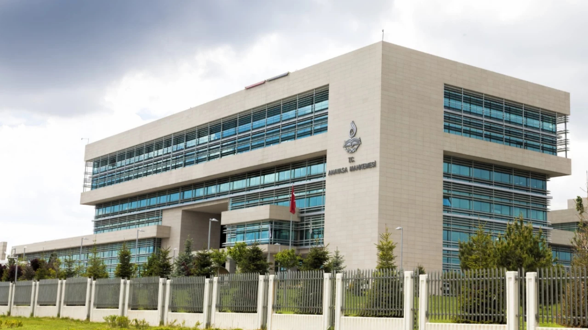 AYM, sağlık çalışanlarının nöbet ücretlerine sınırlama getiren düzenlemeyi iptal etti