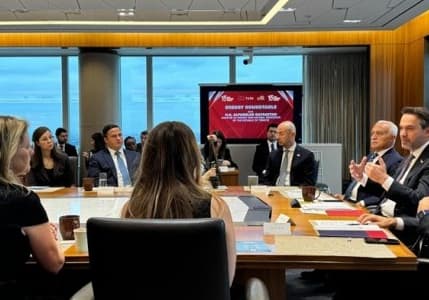 Bakan Bayraktar'dan ABD'de şirket yöneticileriyle yuvarlak masa toplantısı