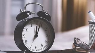 Bakan Bayraktar yanıtladı: Türkiye'de kış saati uygulamasına geçilecek mi?