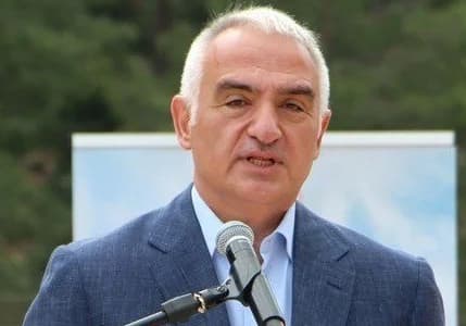 Bakan Ersoy duyurdu: 'Milliyet farkı ücreti' alan otele ceza kesildi
