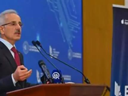 Uraloğlu: "Dünyada günlük internet kullanımı 6,5 saat, Türkiye'de 7 "
