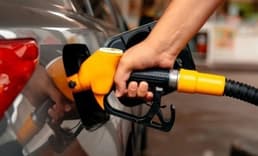 Benzin fiyatları yeniden motorinin üzerine çıktı