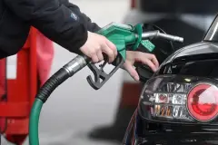 Benzine indirim beklenirken zam geliyor