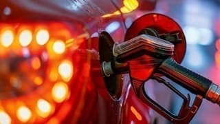 Benzinde rafa kaldırılan zam yeniden masada