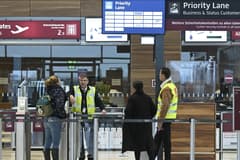 Berlin'de grev nedeniyle 445 uçuş iptal edildi