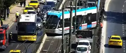 Beyoğlu'nda tramvay raydan çıktı