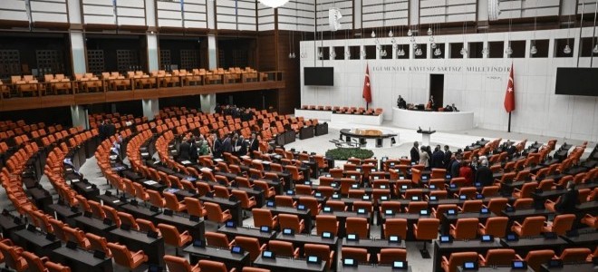 Çalışan emekliye 5 bin liralık ikramiye Meclis'ten geçti