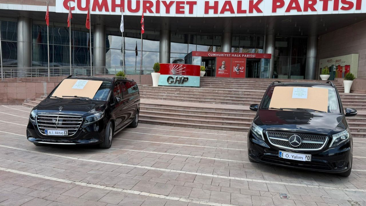 CHP genel merkezi önünde lüks makam araçları satışa çıkarıldı