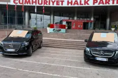 CHP genel merkezi önünde lüks makam araçları satışa çıkarıldı