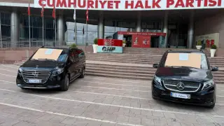 CHP genel merkezi önünde lüks makam araçları satışa çıkarıldı