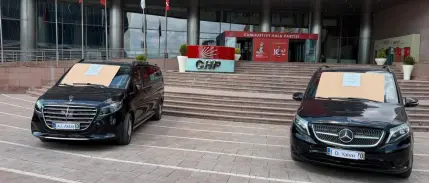 CHP genel merkezi önünde lüks makam araçları satışa çıkarıldı