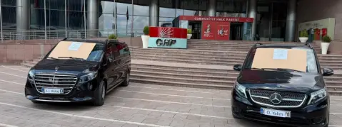 CHP genel merkezi önünde lüks makam araçları satışa çıkarıldı