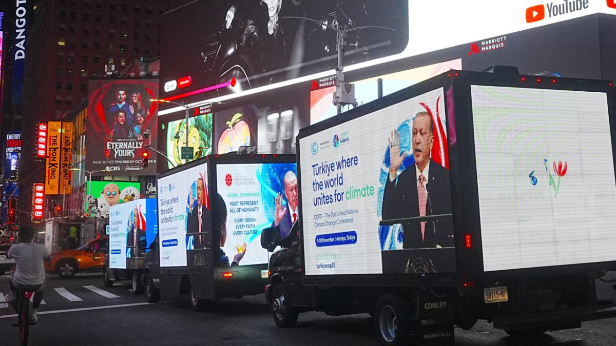 Cumhurbaşkanı Erdoğan'ın mesajları Times Meydanı'nda