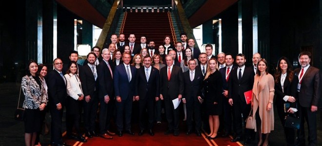 Cumhurbaşkanı Yardımcısı Yılmaz, Deutsche Bank yöneticileri ile görüştü