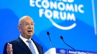 Davos’un kurucusu istifa etti