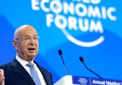 Davos’un kurucusu istifa etti