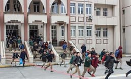 Deprem bölgesindeki okullarda devam şartı aranmayacak: İsteyenlerin farklı illere nakli yapılacak