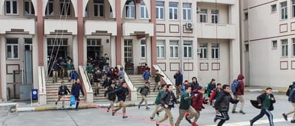 Deprem bölgesindeki okullarda devam şartı aranmayacak: İsteyenlerin farklı illere nakli yapılacak