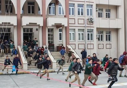 Deprem bölgesindeki okullarda devam şartı aranmayacak: İsteyenlerin farklı illere nakli yapılacak