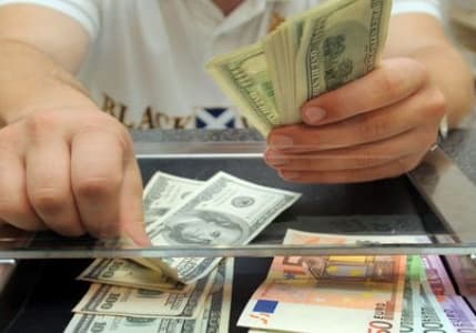 Dolar dengelenme arayışına girdi: Ekonomistler dövize olan talebe dikkat çekti